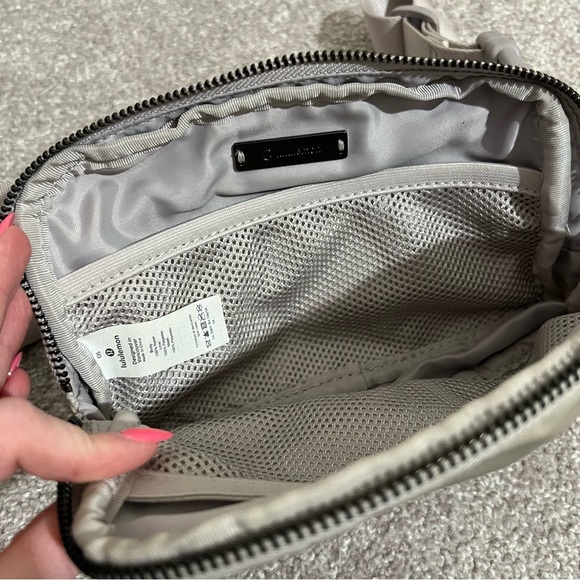 LULULEMON Silver Everywhere Belt Bag 1L - Picture 7 of 8